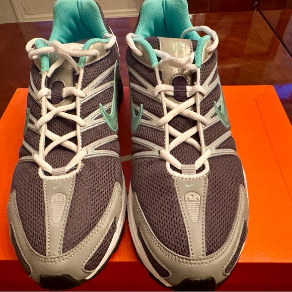 ***NIB*** Nike Air Women’s Sneakers in Teal, Grey & White- Size 10 - Picture 7 of 9